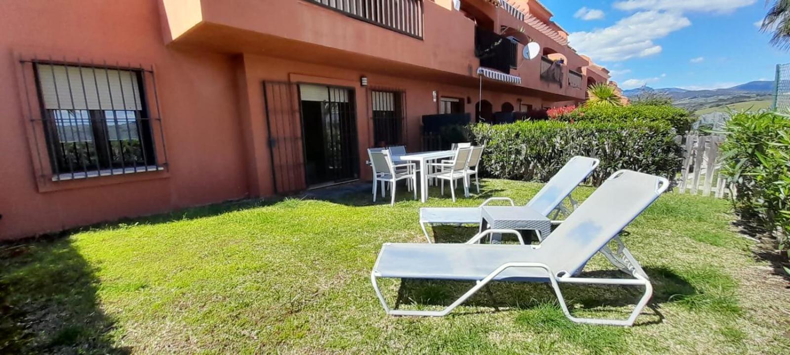 De Tres Muy Espacioso Con Jardines Y Piscinas *