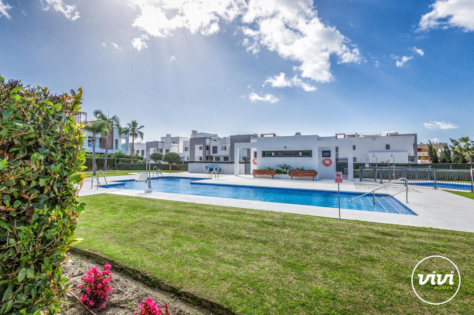 Vivi Homes - Sublime Close To The Beach, Garden, Pool & Hot Tub Estepona
