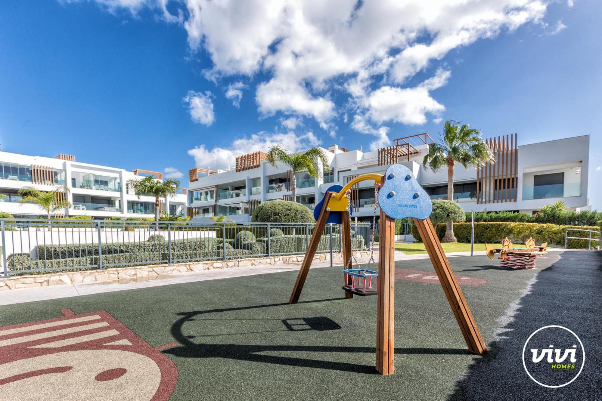 Vivi Homes - Sublime Close To The Beach, Garden, Pool & Hot Tub Apartment *