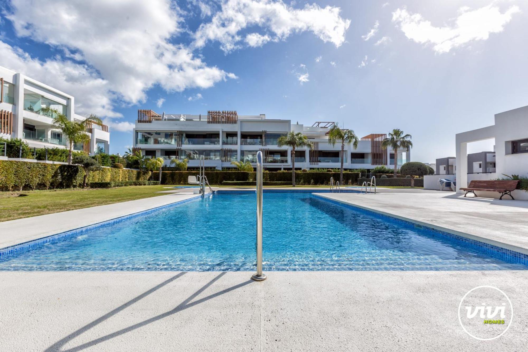 Vivi Homes - Sublime Close To The Beach, Garden, Pool & Hot Tub