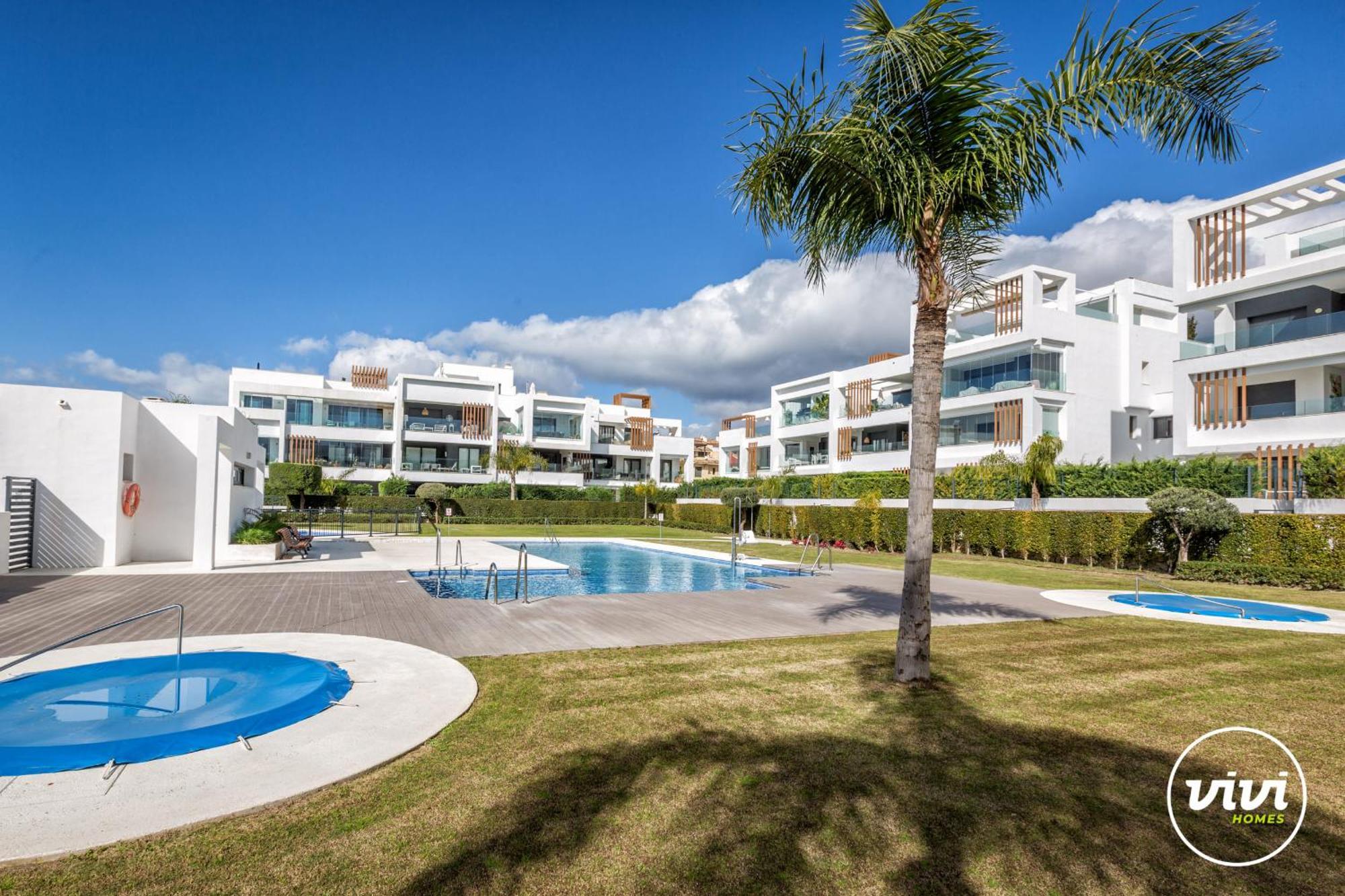 Vivi Homes - Sublime Close To The Beach, Garden, Pool & Hot Tub Apartment