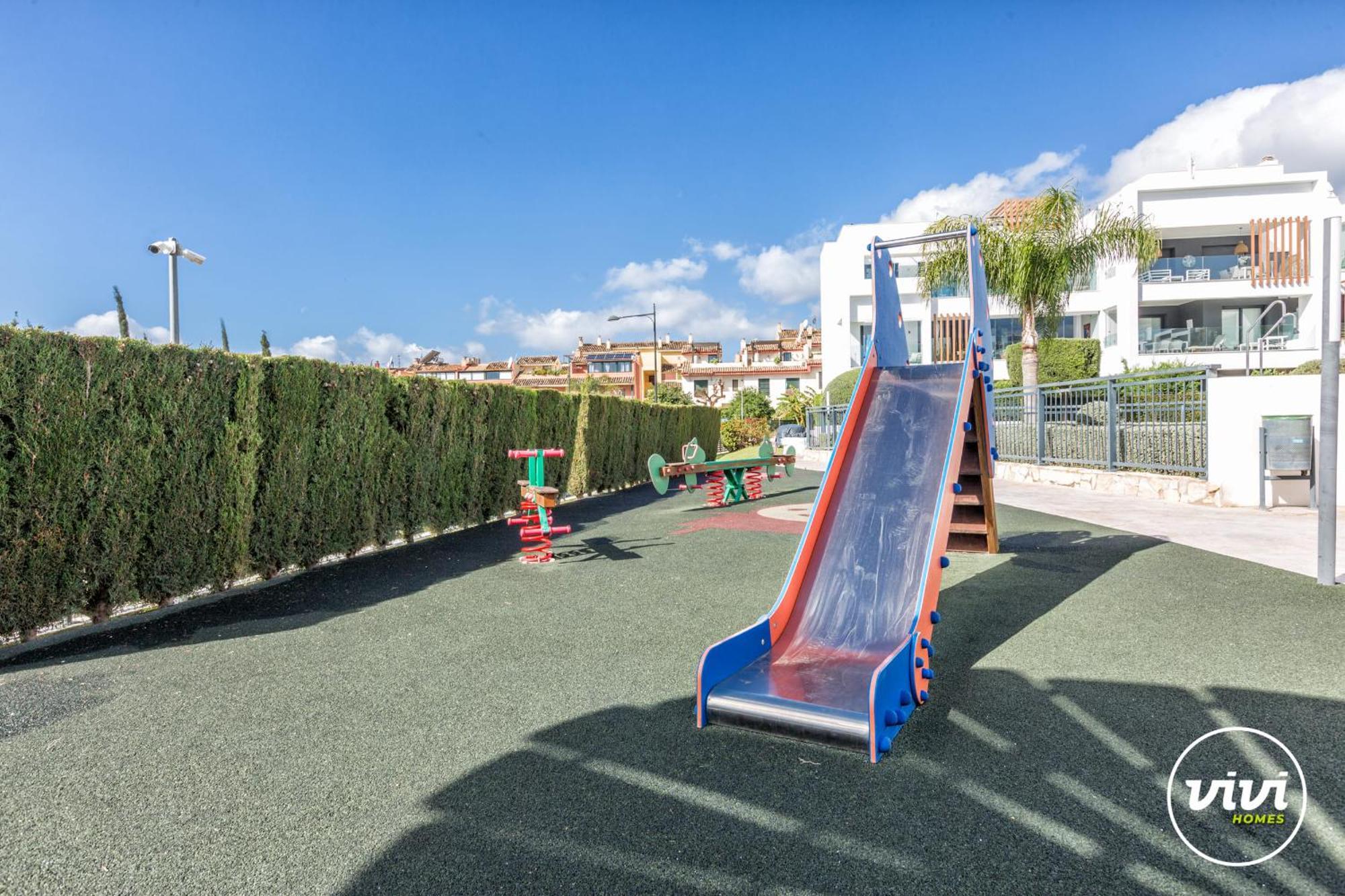 Vivi Homes - Sublime Close To The Beach, Garden, Pool & Hot Tub Apartment Estepona