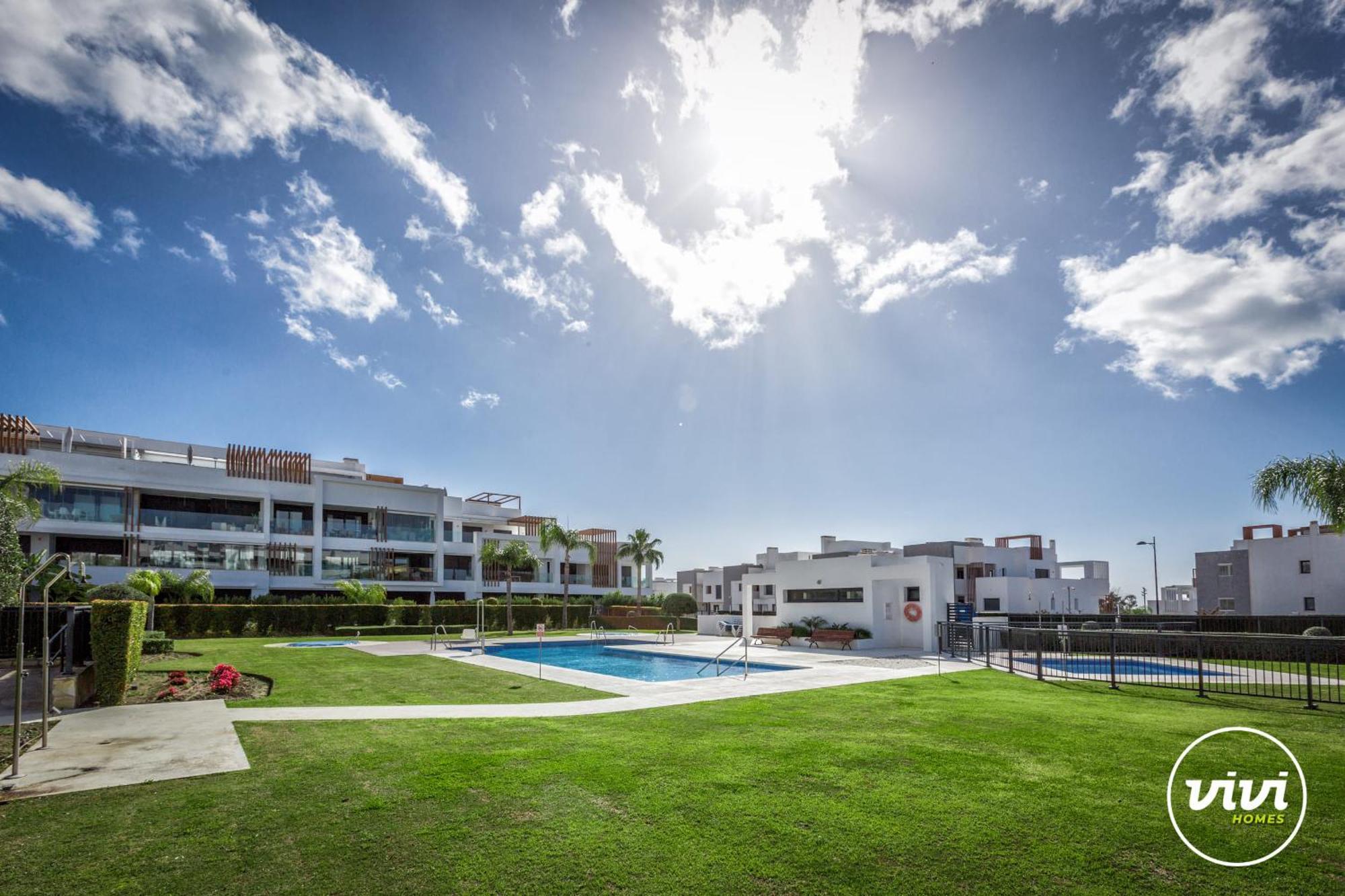 Vivi Homes - Sublime Close To The Beach, Garden, Pool & Hot Tub