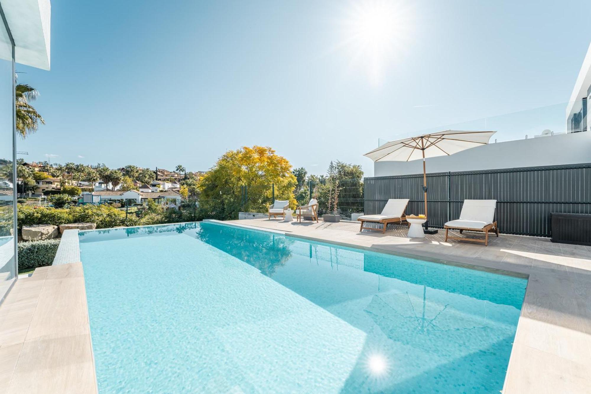 Francesca Front Golf Pool Jacuzzi Villa