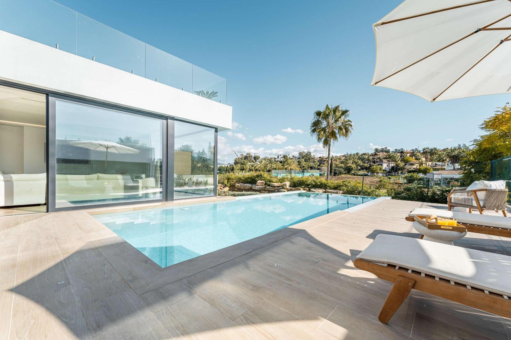Francesca Front Golf Pool Jacuzzi Villa Estepona