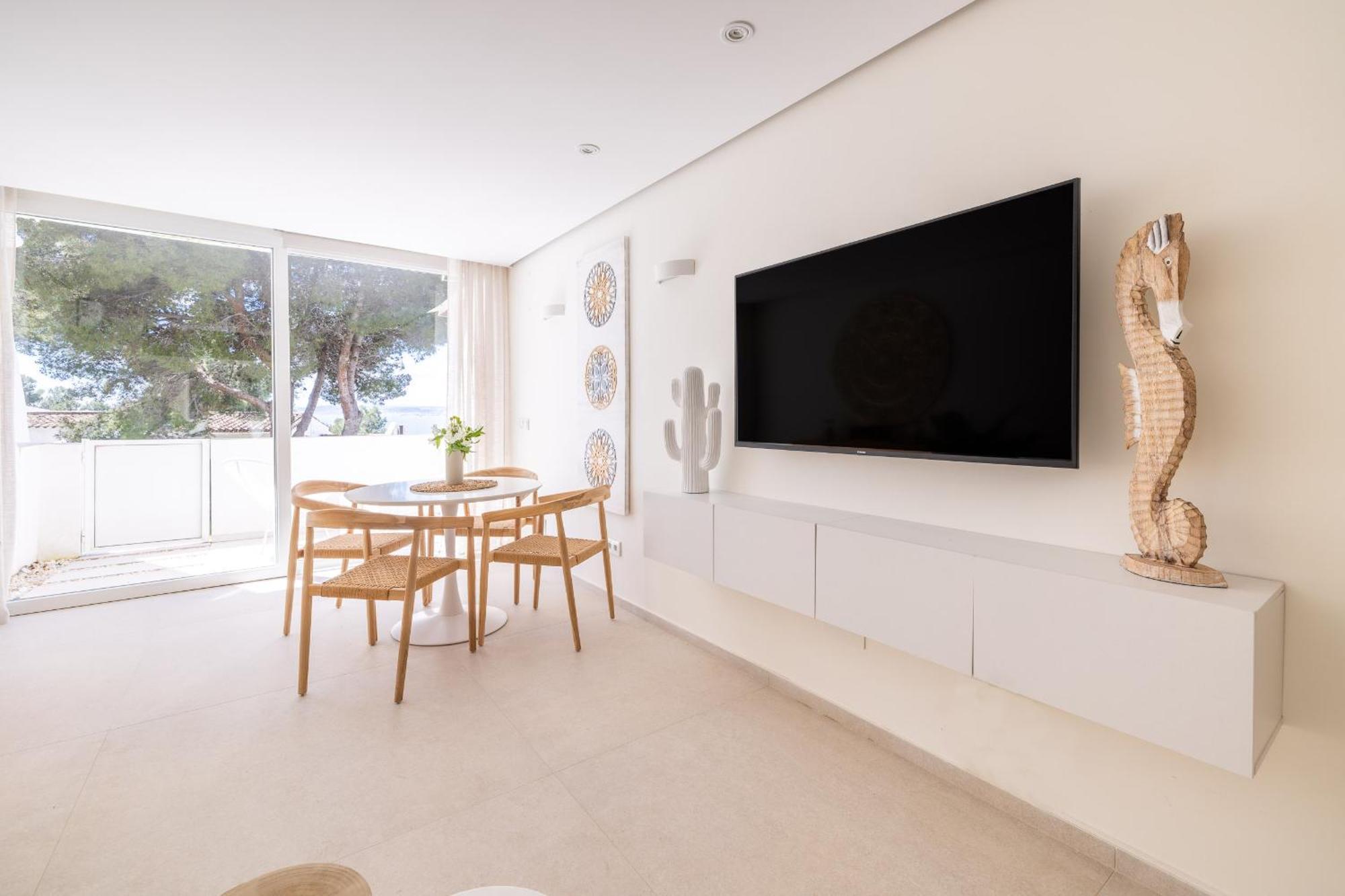 Ar4 Cosy, One-bed With Sea Views