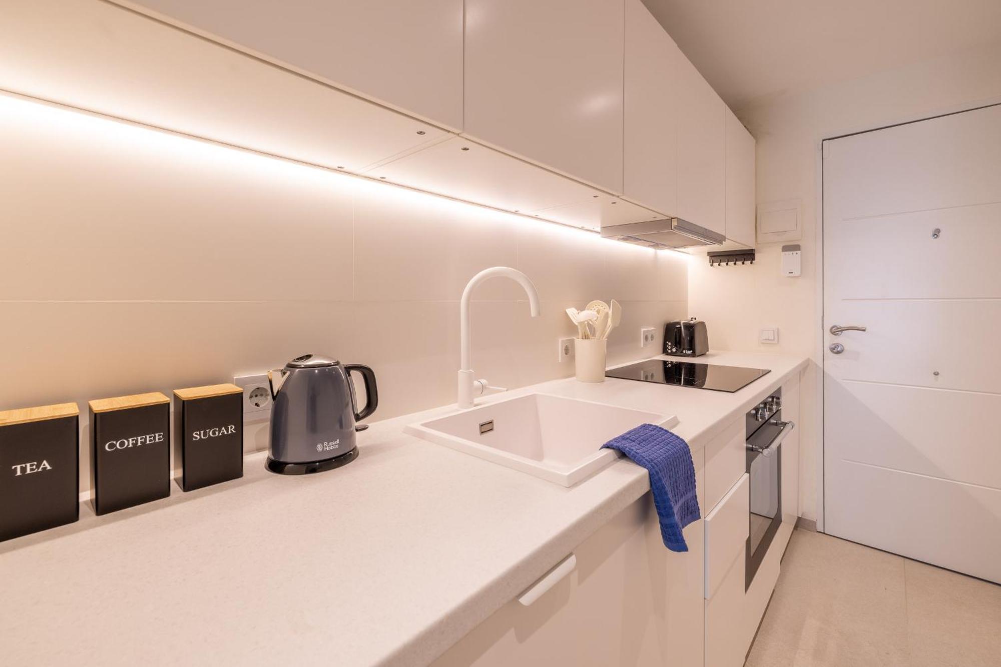 Ar4 Cosy, One-bed With Sea Views Apartment