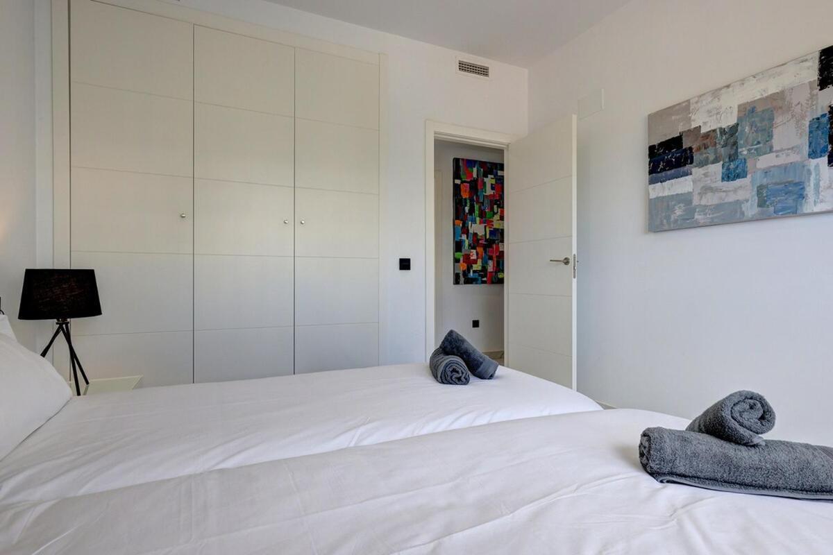 Chic Penthouse With Scenic Views At Hills! Apartment