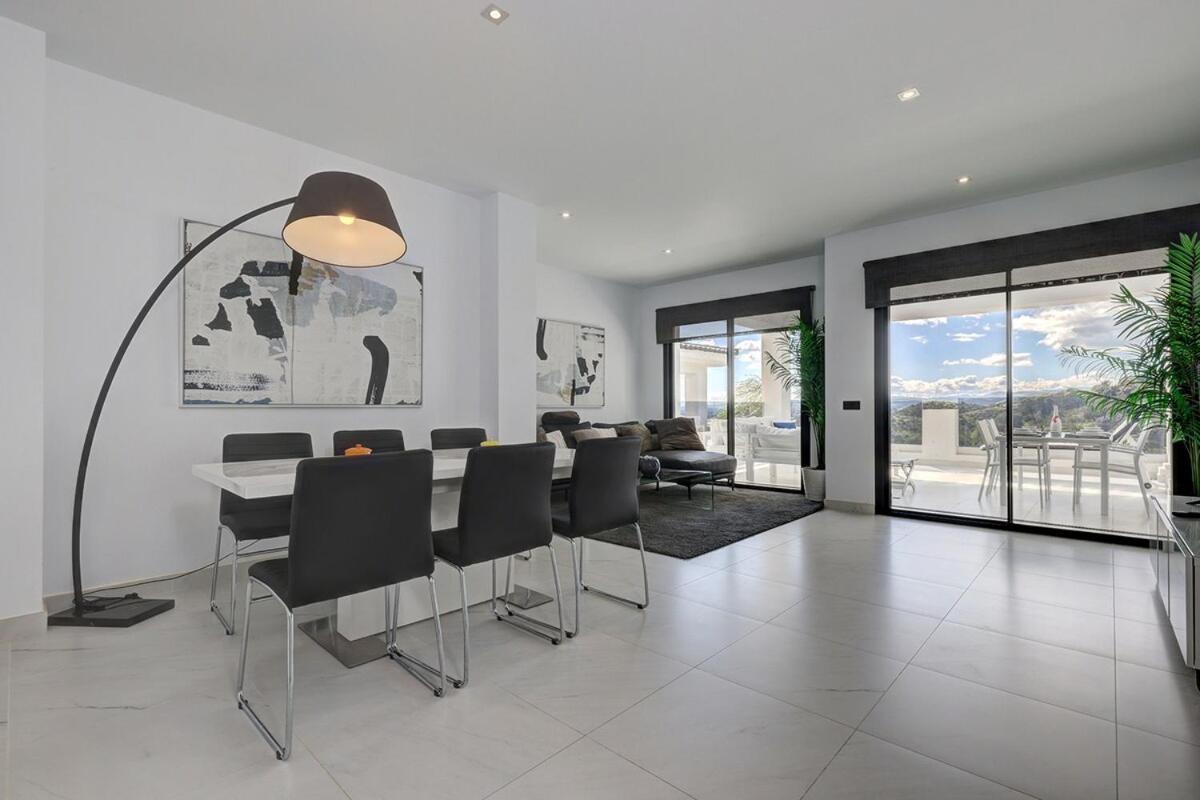 Chic Penthouse With Scenic Views At Hills! *