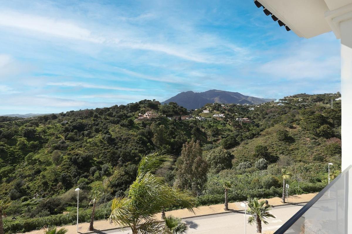 Chic Penthouse With Scenic Views At Hills! Apartment
