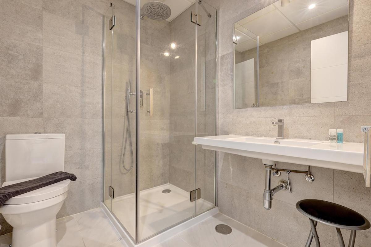 Chic Penthouse With Scenic Views At Hills!