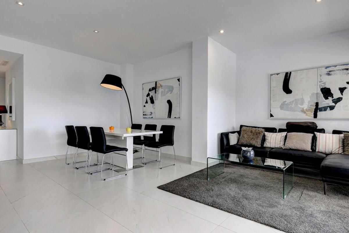 Chic Penthouse With Scenic Views At Hills! Apartment