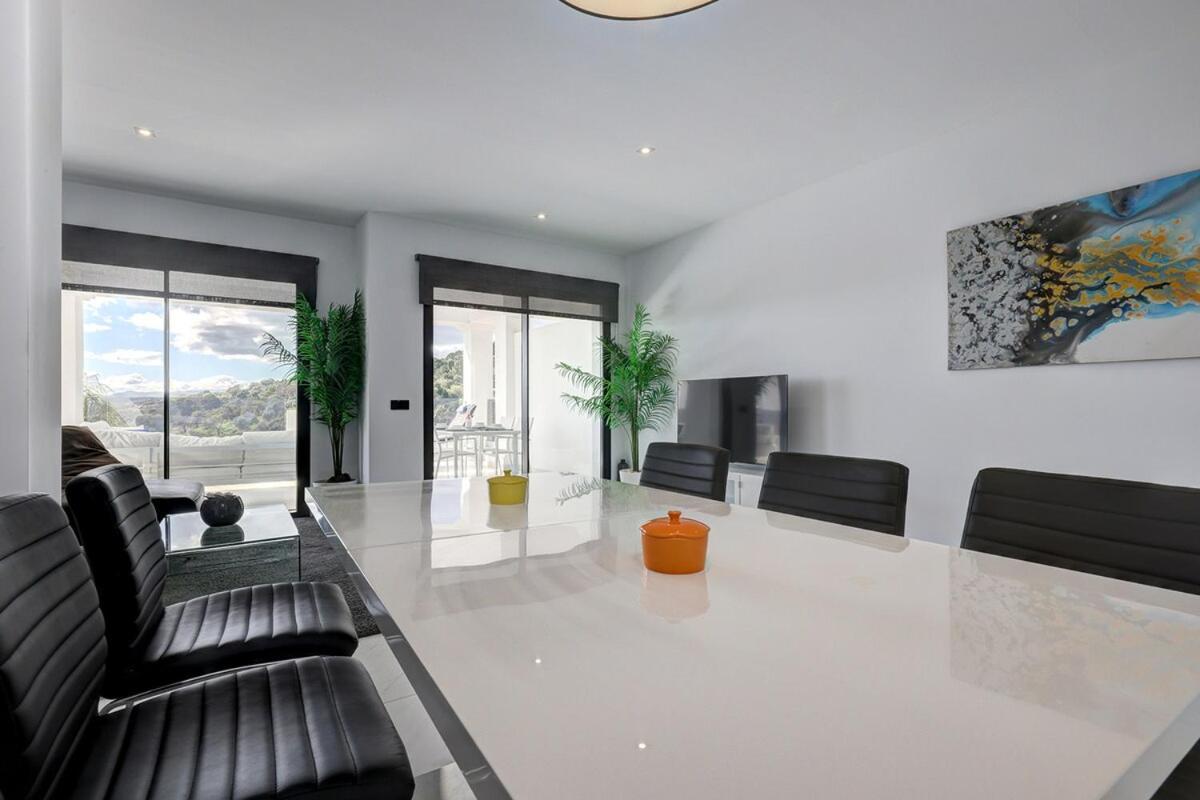 Apartment Chic Penthouse With Scenic Views At Hills! *