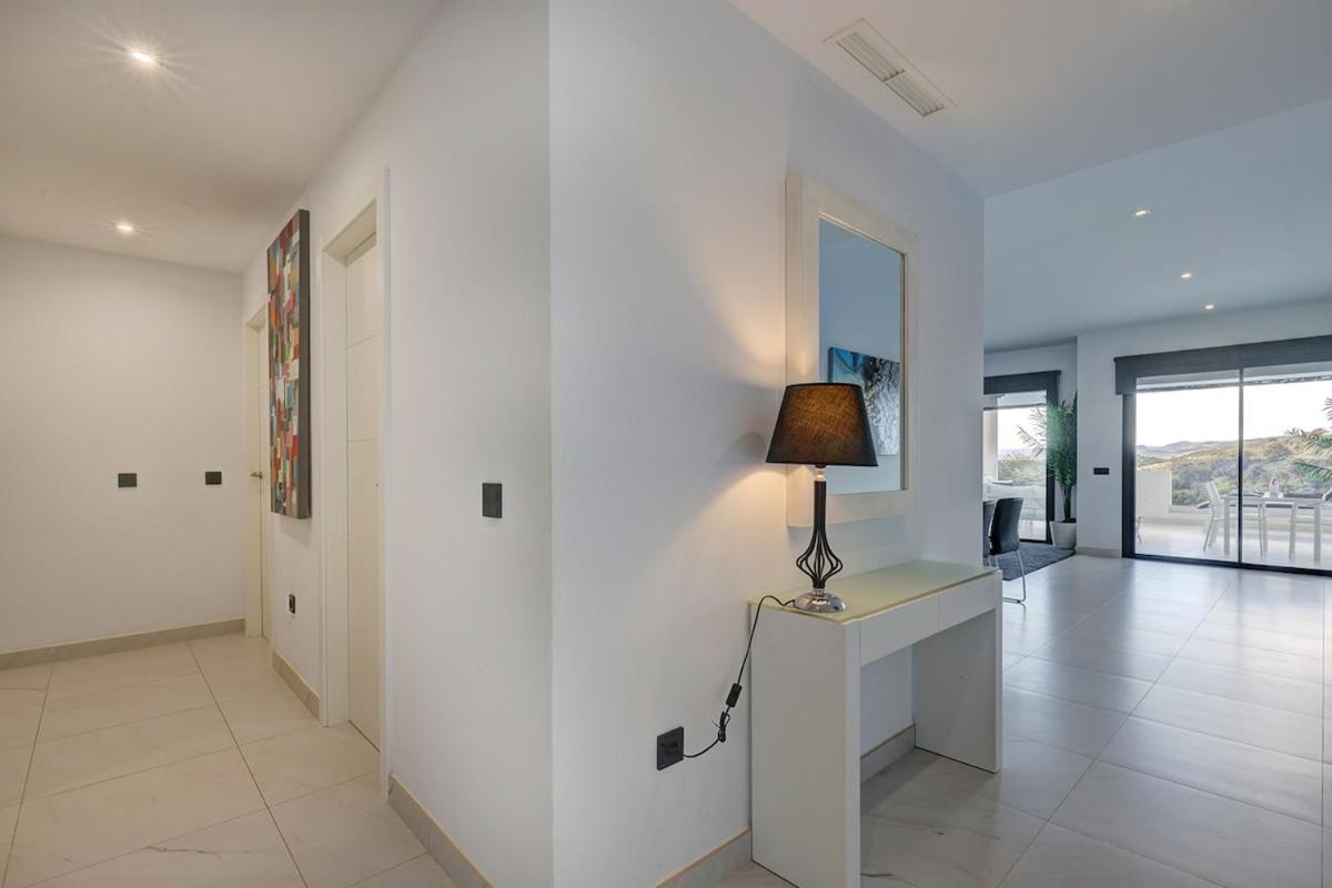 Chic Penthouse With Scenic Views At Hills! Apartment