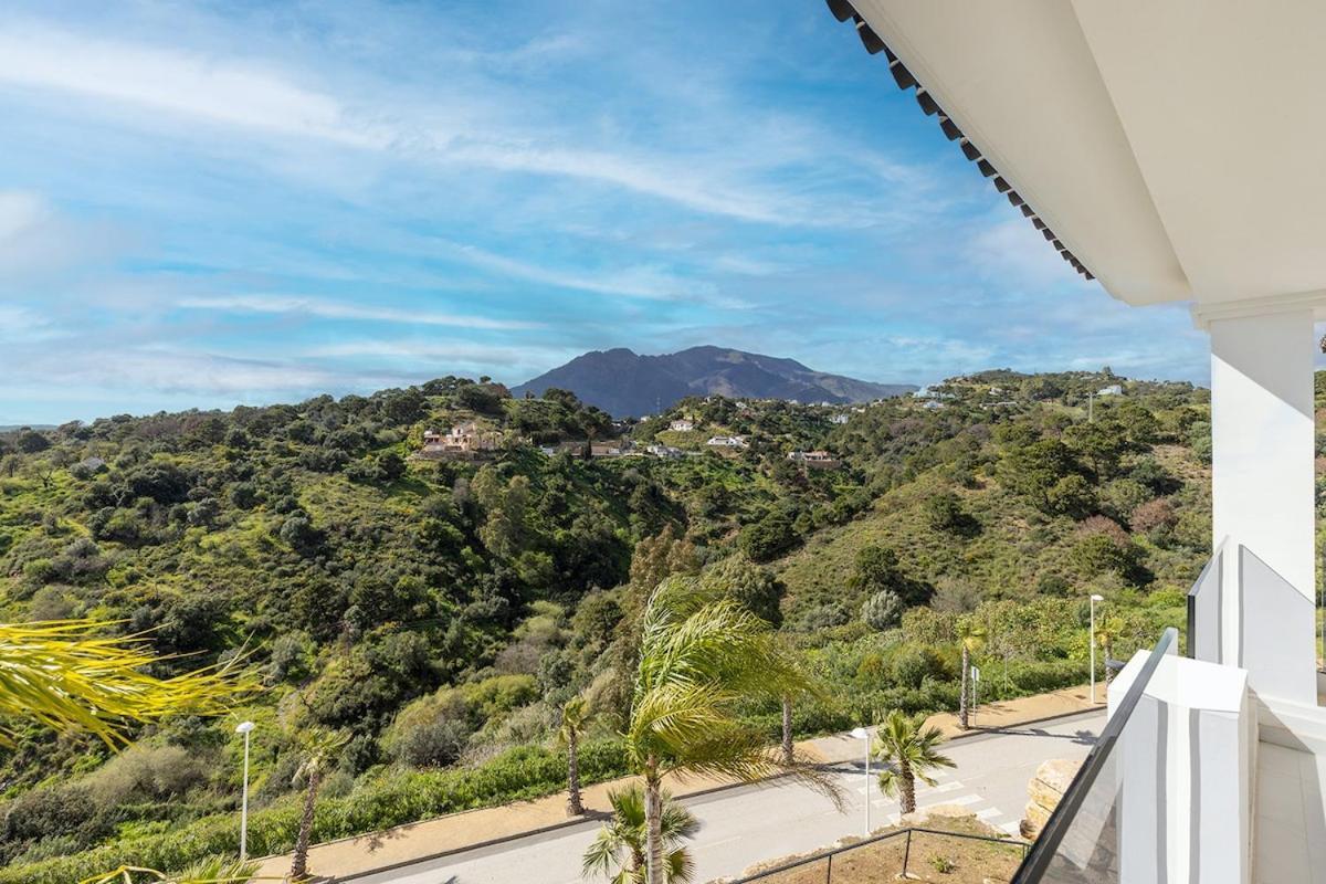 Chic Penthouse With Scenic Views At Hills! Estepona