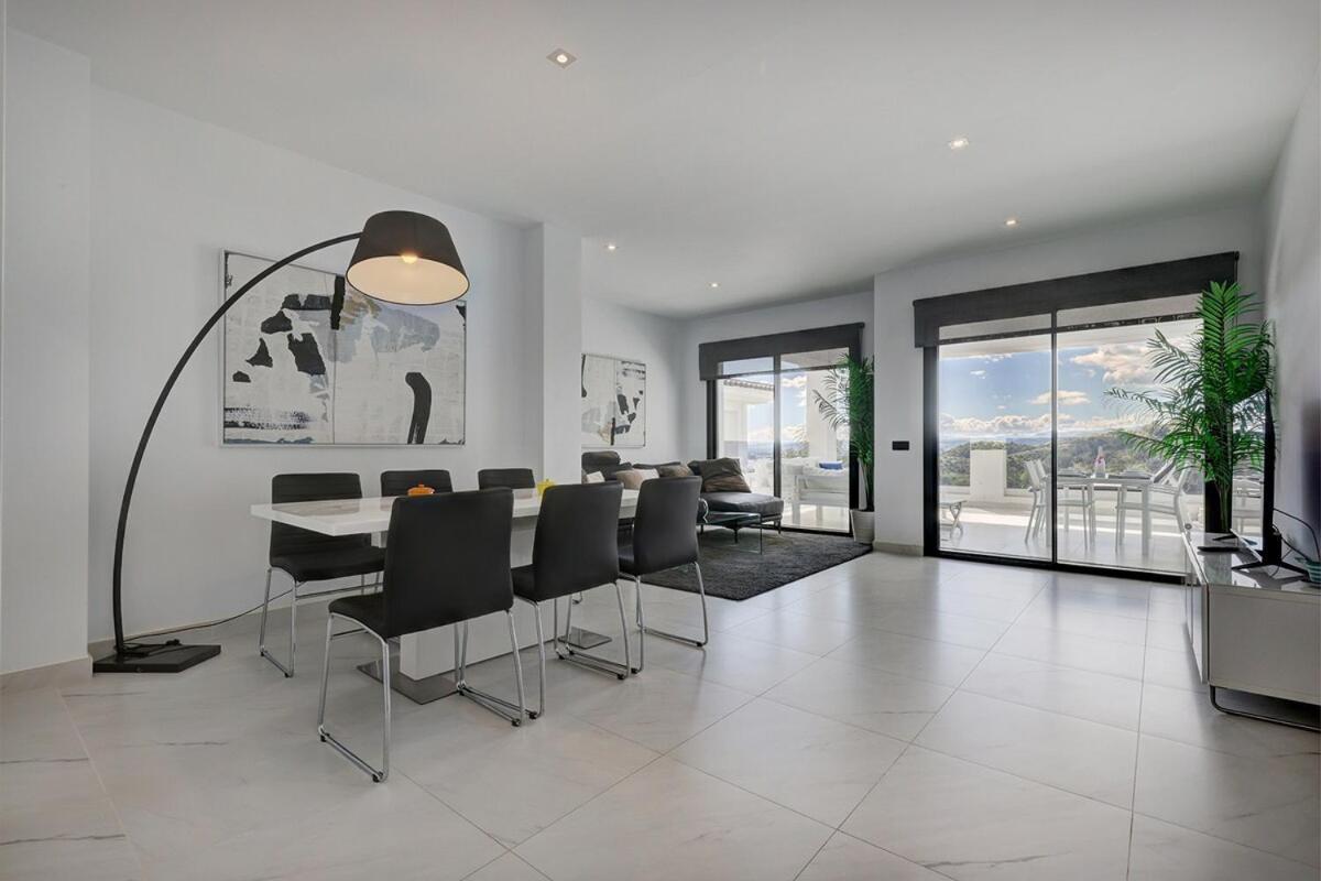 Chic Penthouse With Scenic Views At Hills!