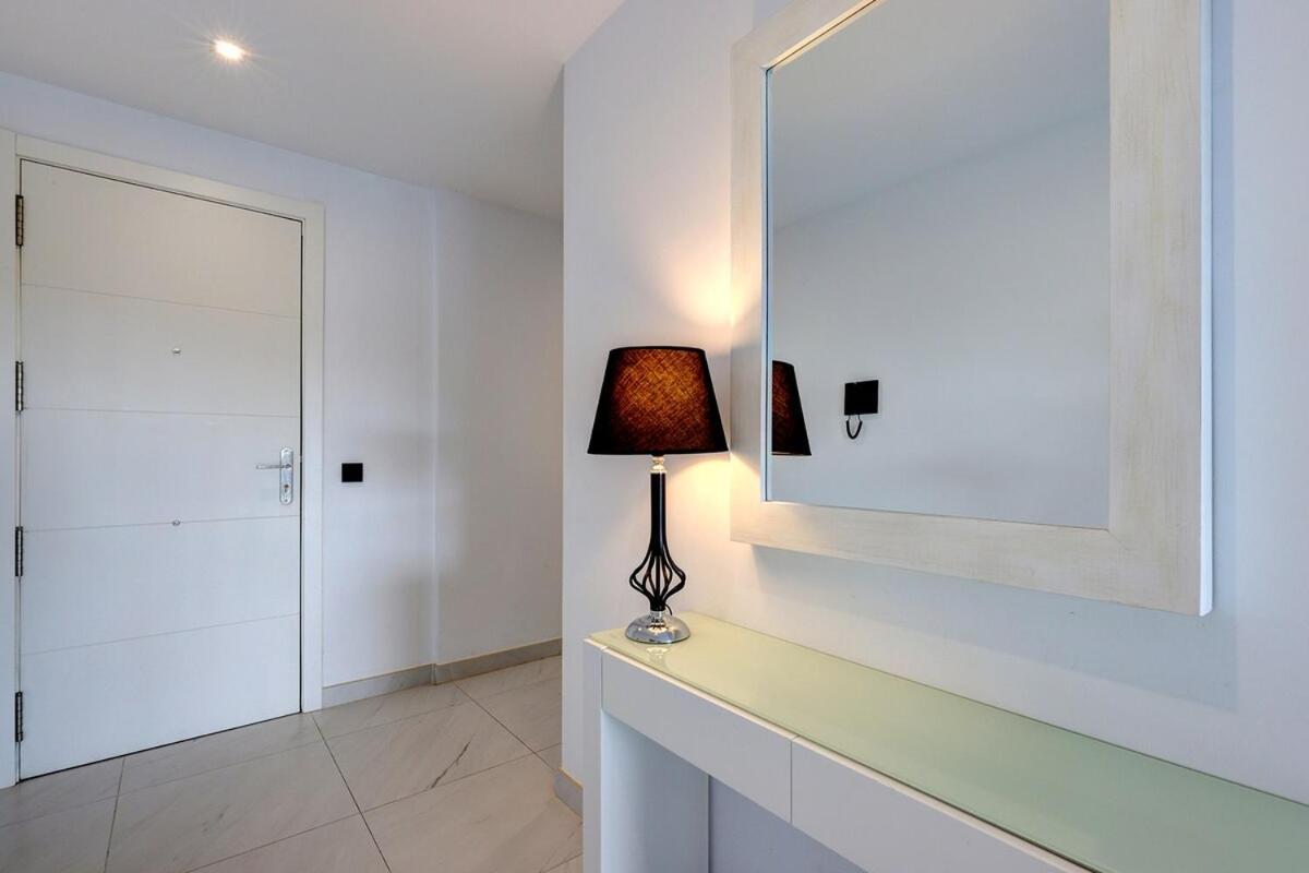 Chic Penthouse With Scenic Views At Hills! Estepona
