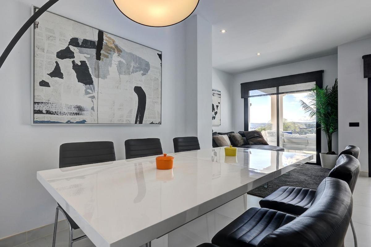Chic Penthouse With Scenic Views At Hills! Apartment