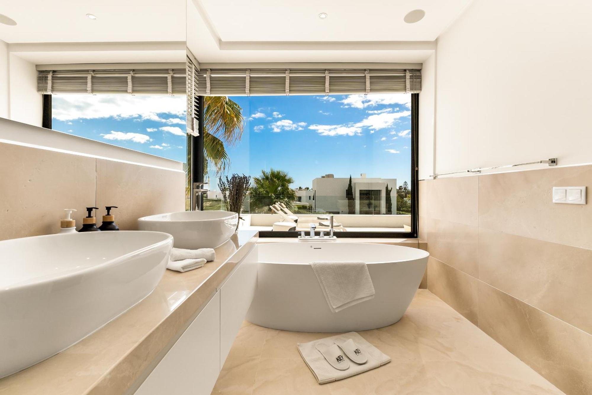 Aurora - Marbella - Contemporary In New Golden Mile Villa
