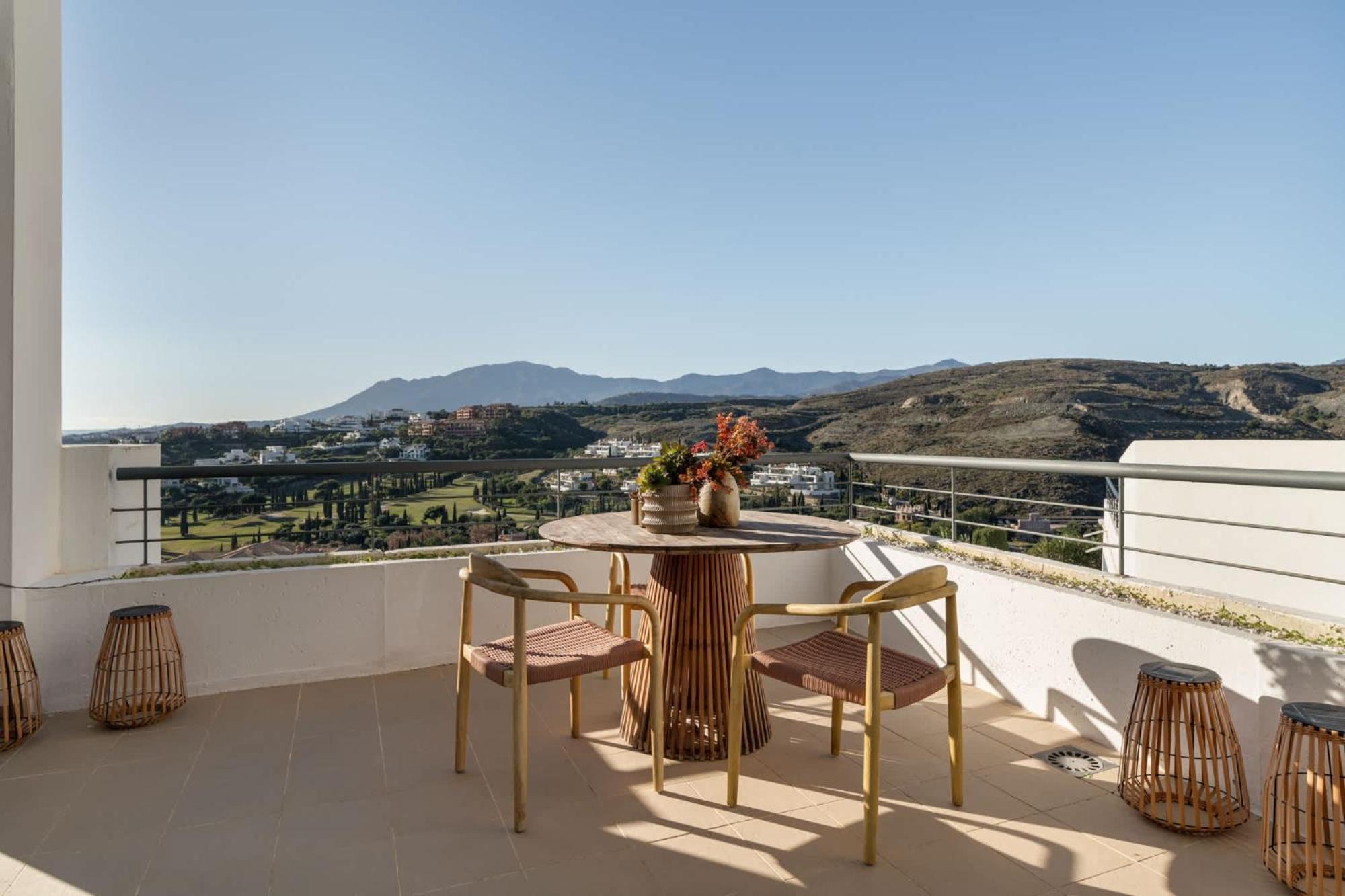 Serendipity Flat- Stunning Views And Serene Interior Apartment *