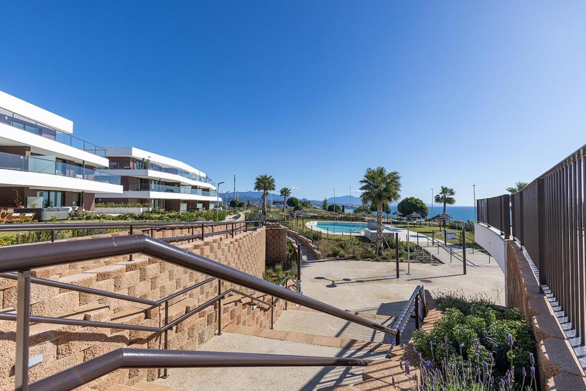 Peaceful With Views And Garden Apartment