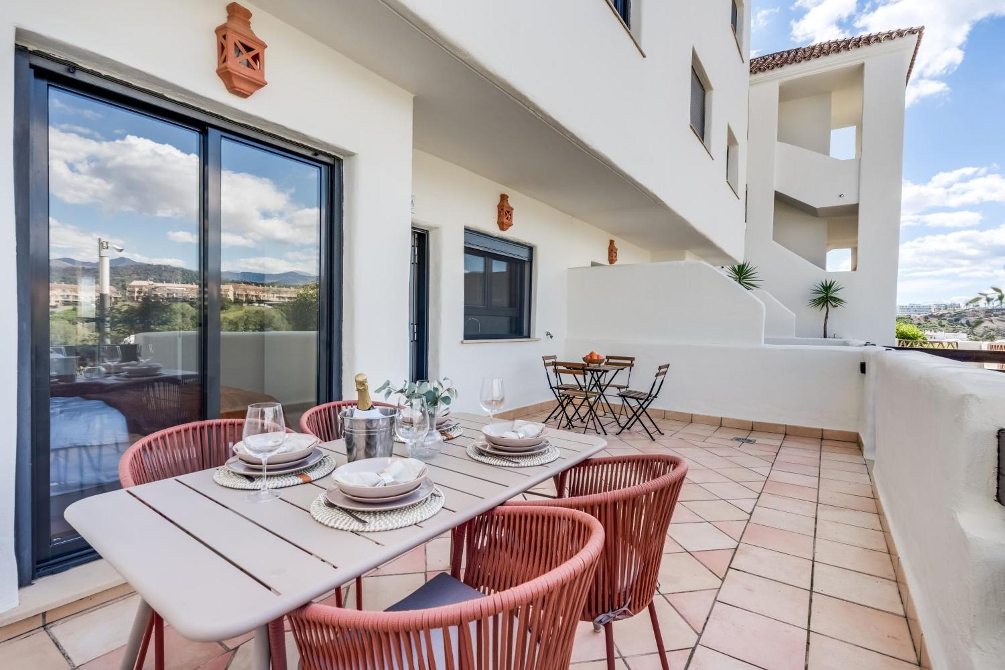 Luxury With Spacious Private Garden & Seaview *