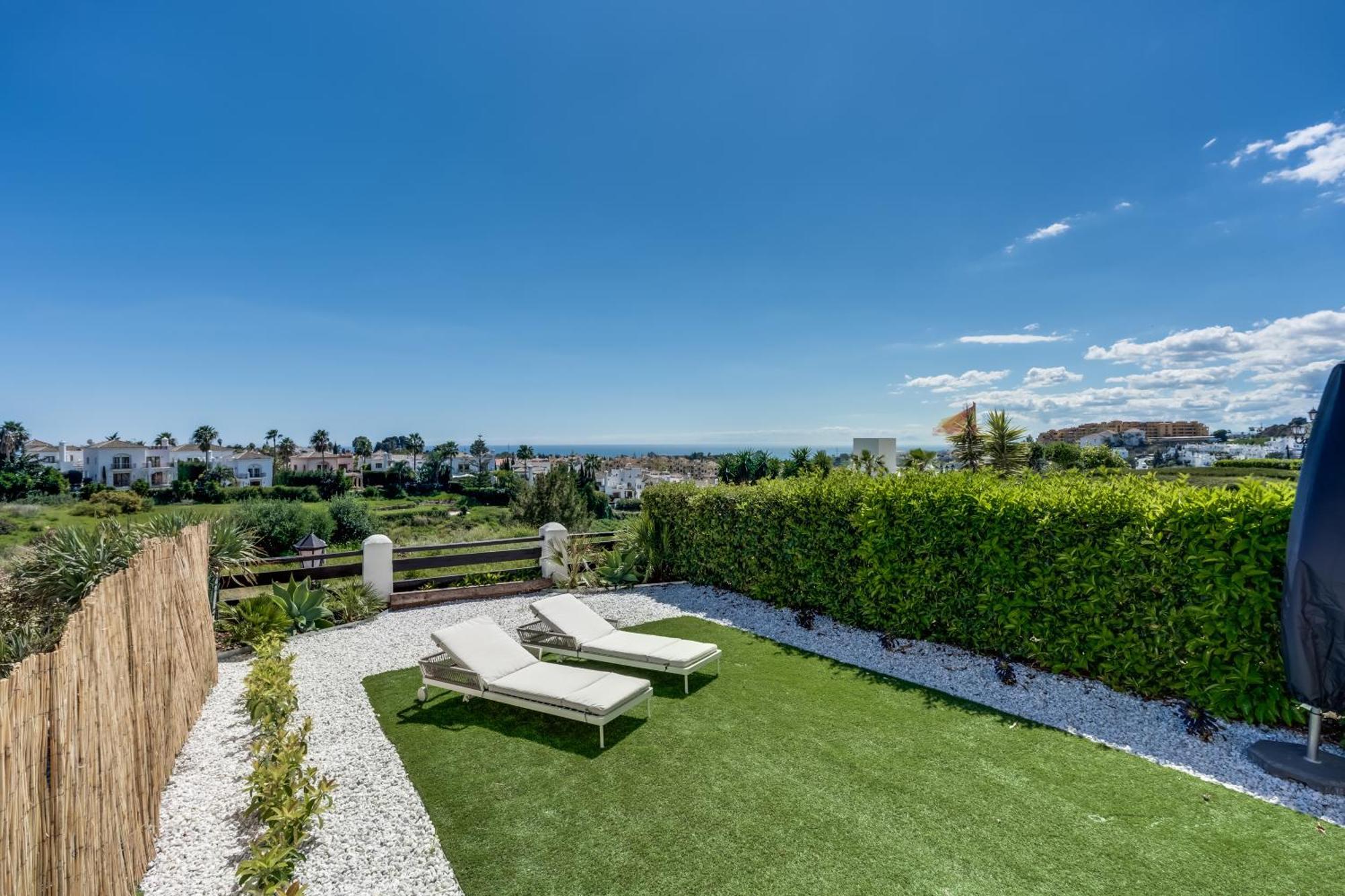 Luxury With Spacious Private Garden & Seaview