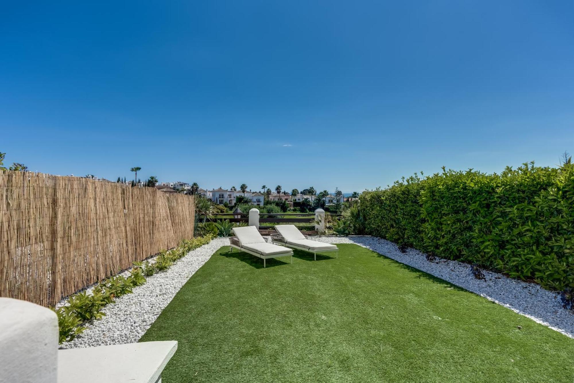 Luxury With Spacious Private Garden & Seaview Apartment *