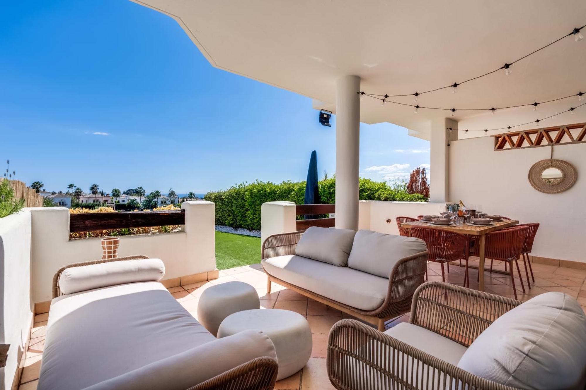 Luxury With Spacious Private Garden & Seaview