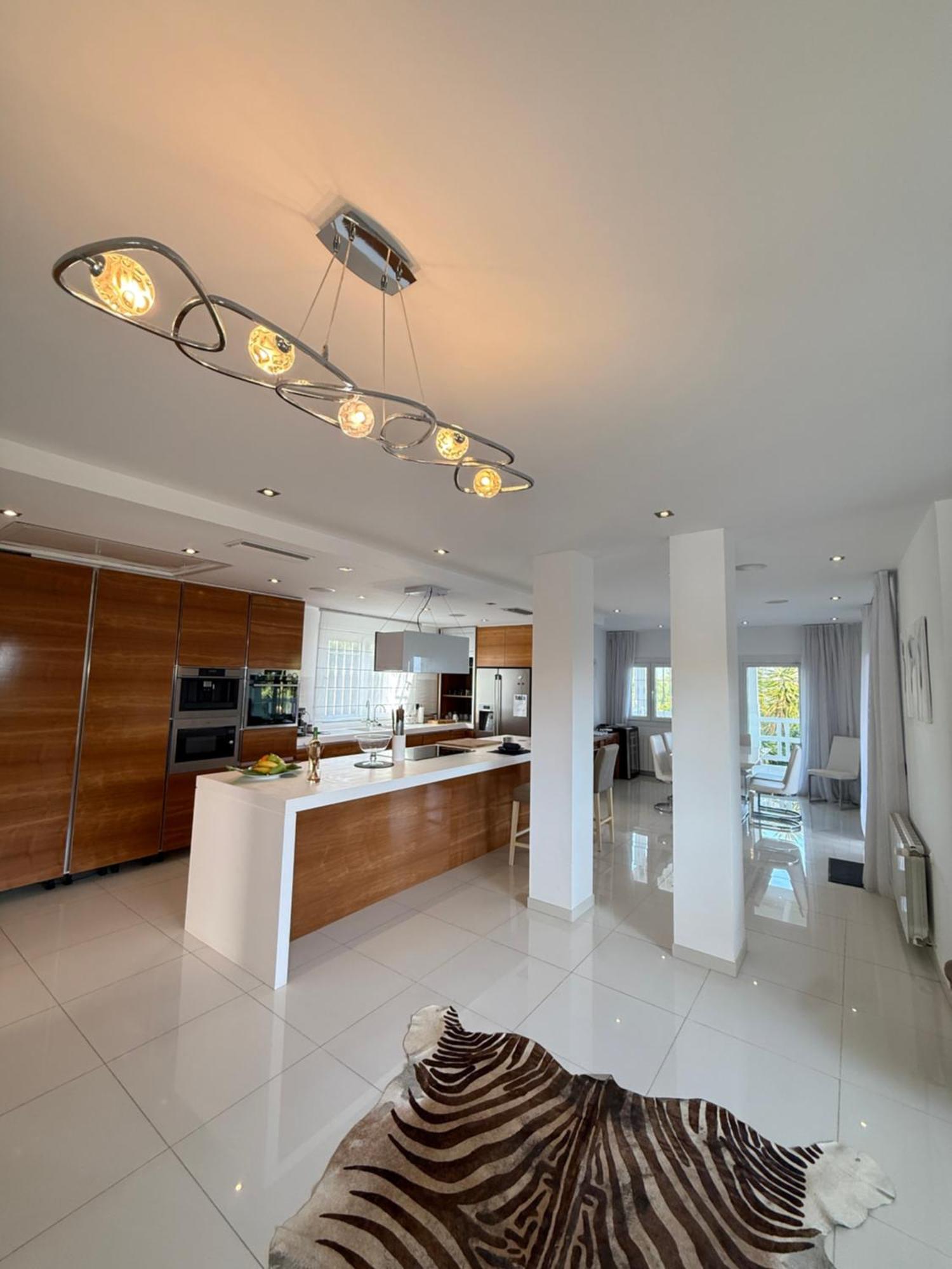 Atalaya: Luxury Marbella Retreat Near Golf And Villa Estepona