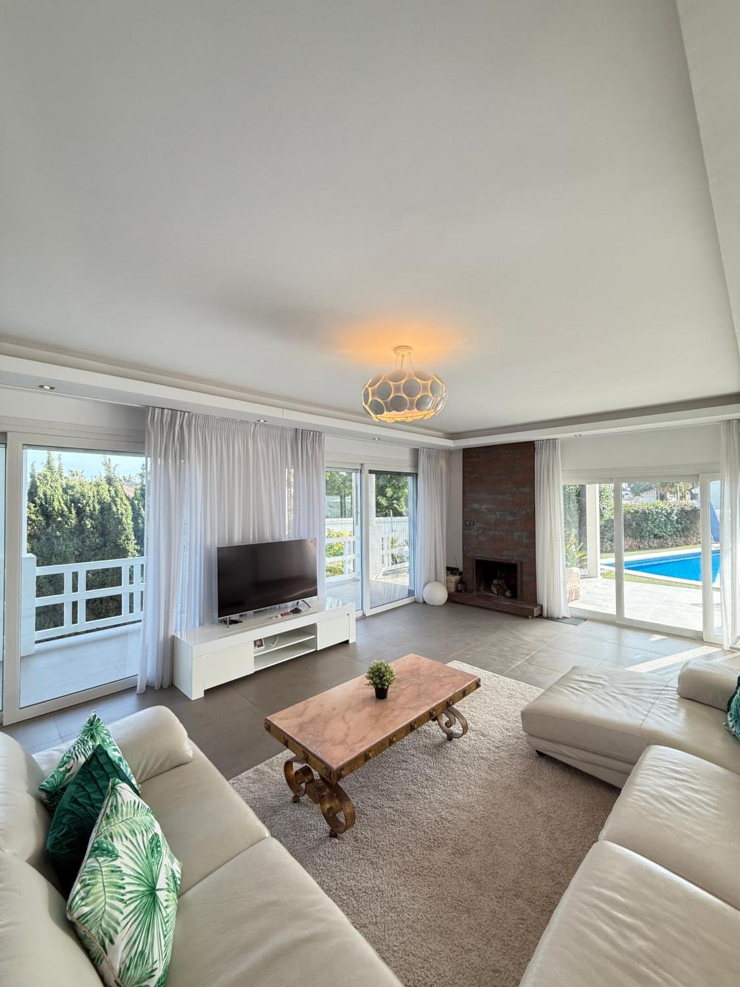 Atalaya: Luxury Marbella Retreat Near Golf And * Estepona