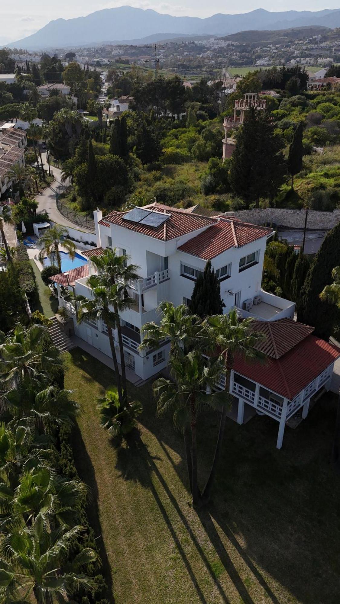 Villa Atalaya: Luxury Marbella Retreat Near Golf And