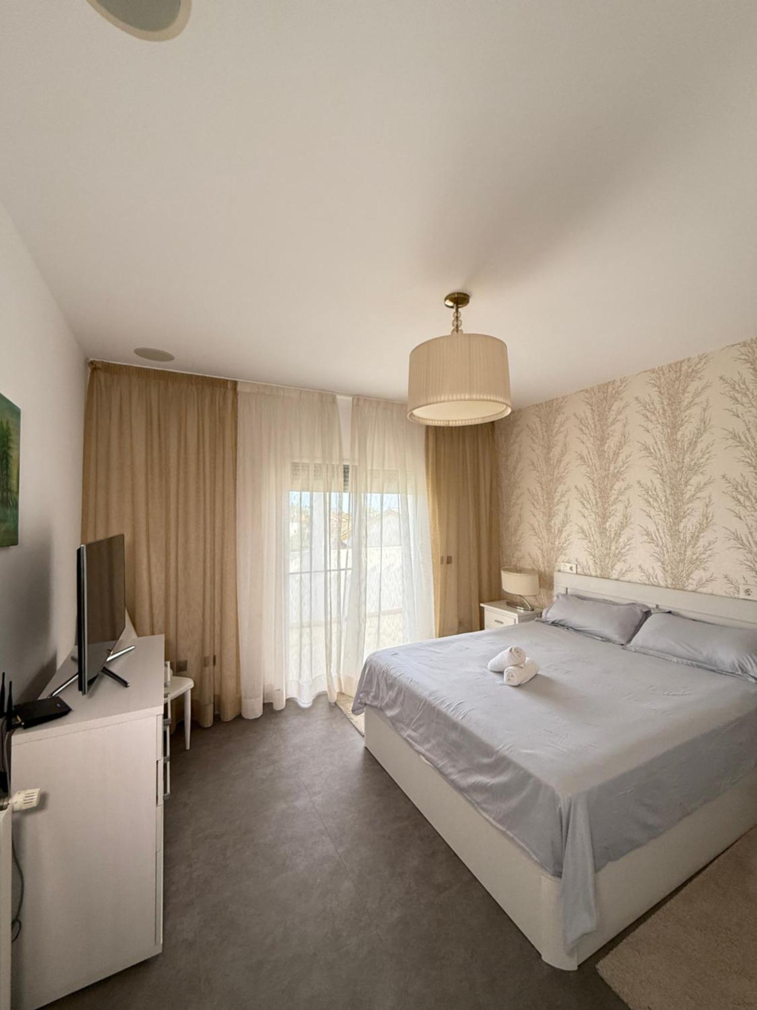 Atalaya: Luxury Marbella Retreat Near Golf And
