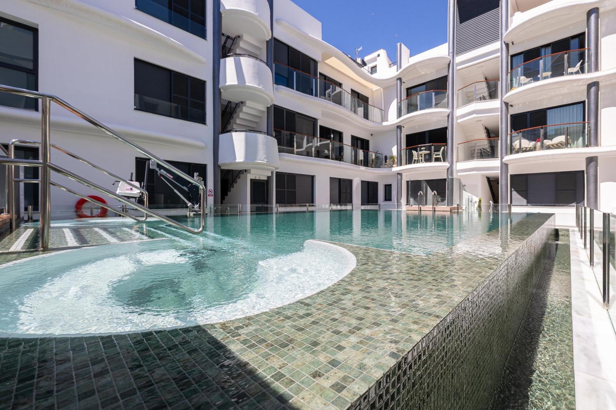 And Apartment, 100mts From The Estepona