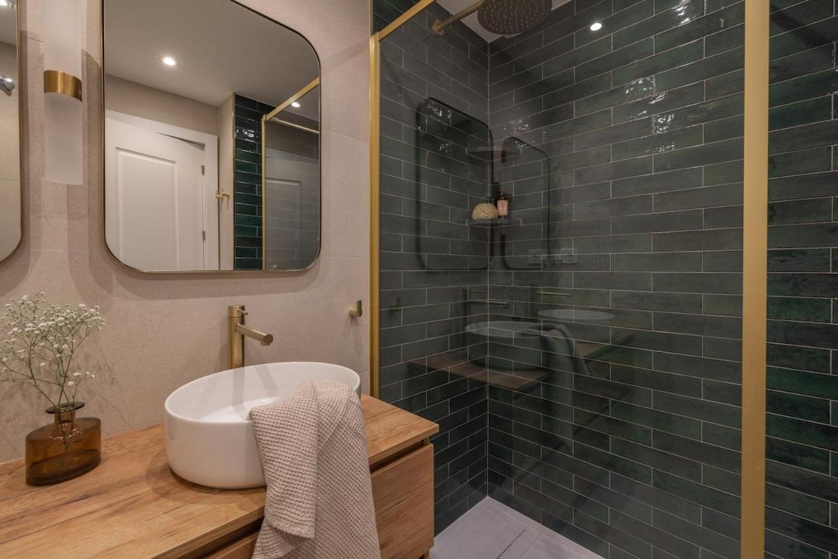 Ar20 Stunning Two-bed With Sea Views Apartment *