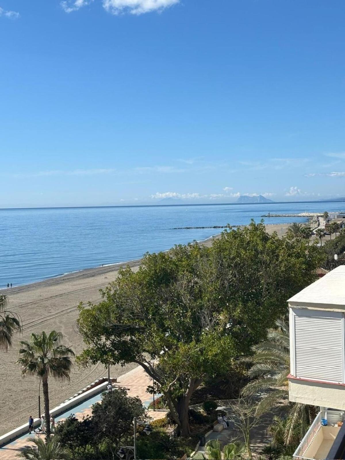Paseo Maritimo Primera Linea De Playa Estepona