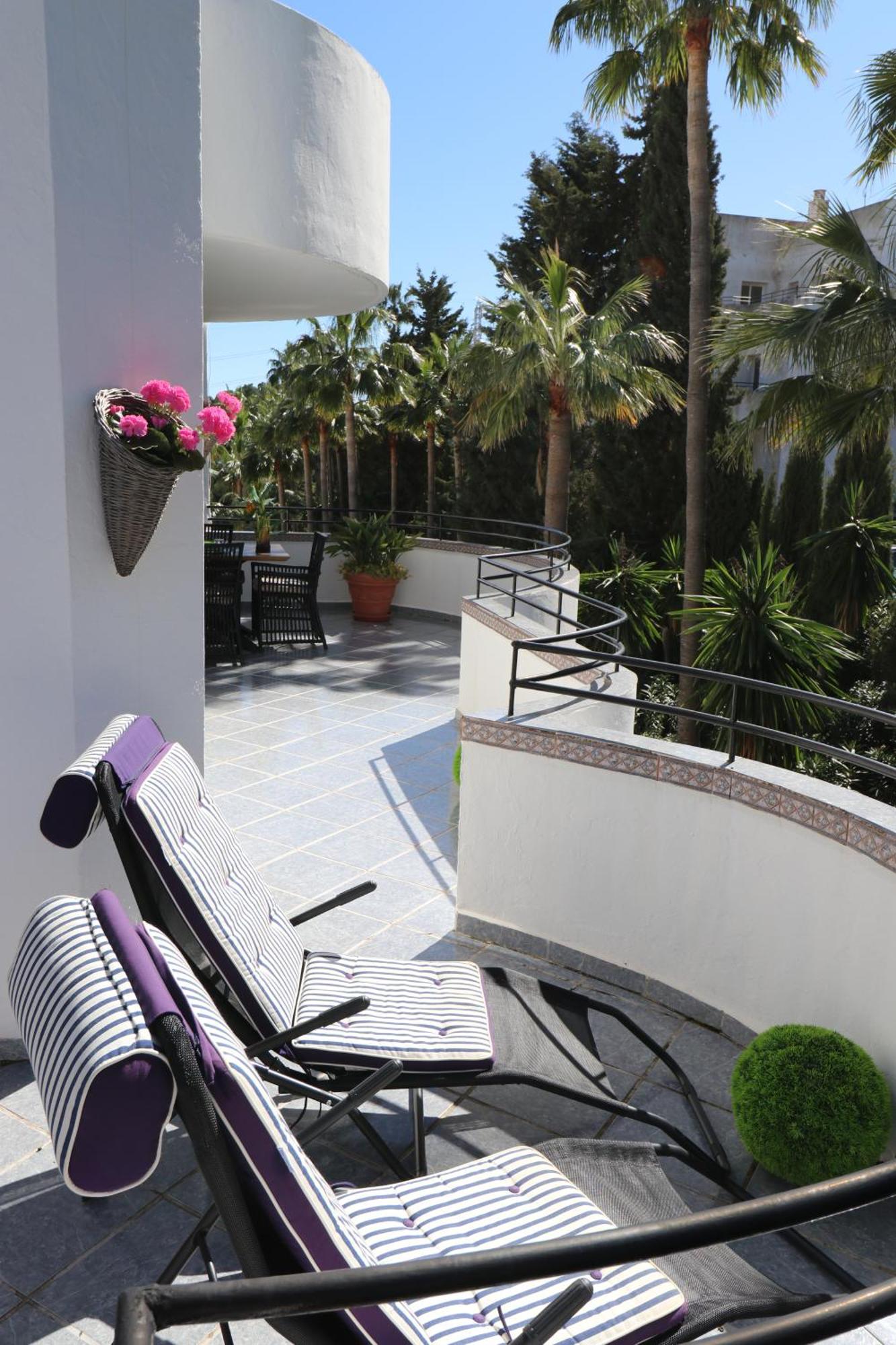 Apartment Golf Resort, Pool, Bbq, Massive Sunny Terrace With Mountain Views Estepona