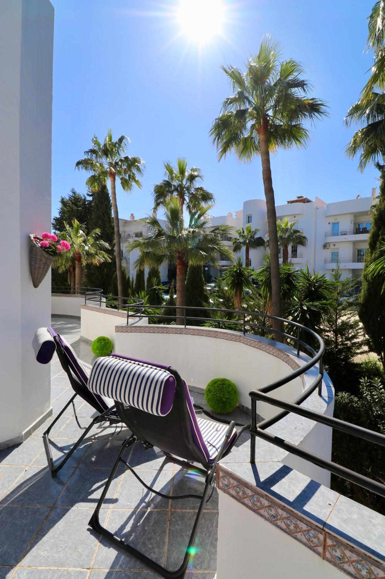 Golf Resort, Pool, Bbq, Massive Sunny Terrace With Mountain Views Apartment