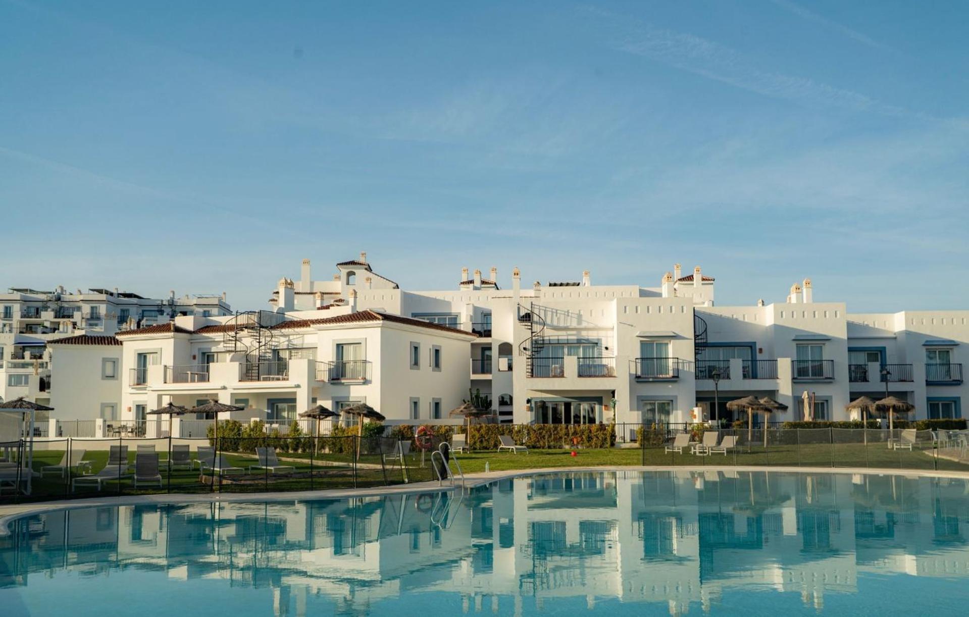 Serene Hideaway, Luxurious 2-bedroom Penthouse In The Exclusive Paraiso Pueblo Apartment