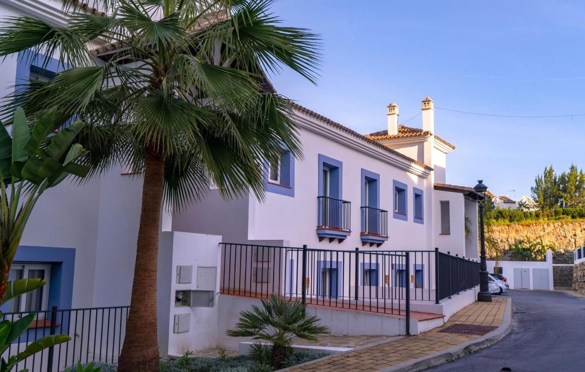 Serene Hideaway, Luxurious 2-bedroom Penthouse In The Exclusive Paraiso Pueblo Estepona