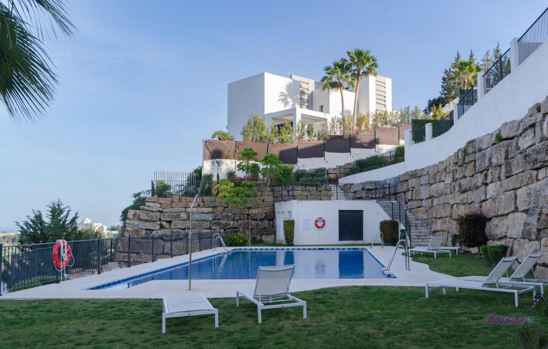 Serene Hideaway, Luxurious 2-bedroom Penthouse In The Exclusive Paraiso Pueblo Apartment Estepona