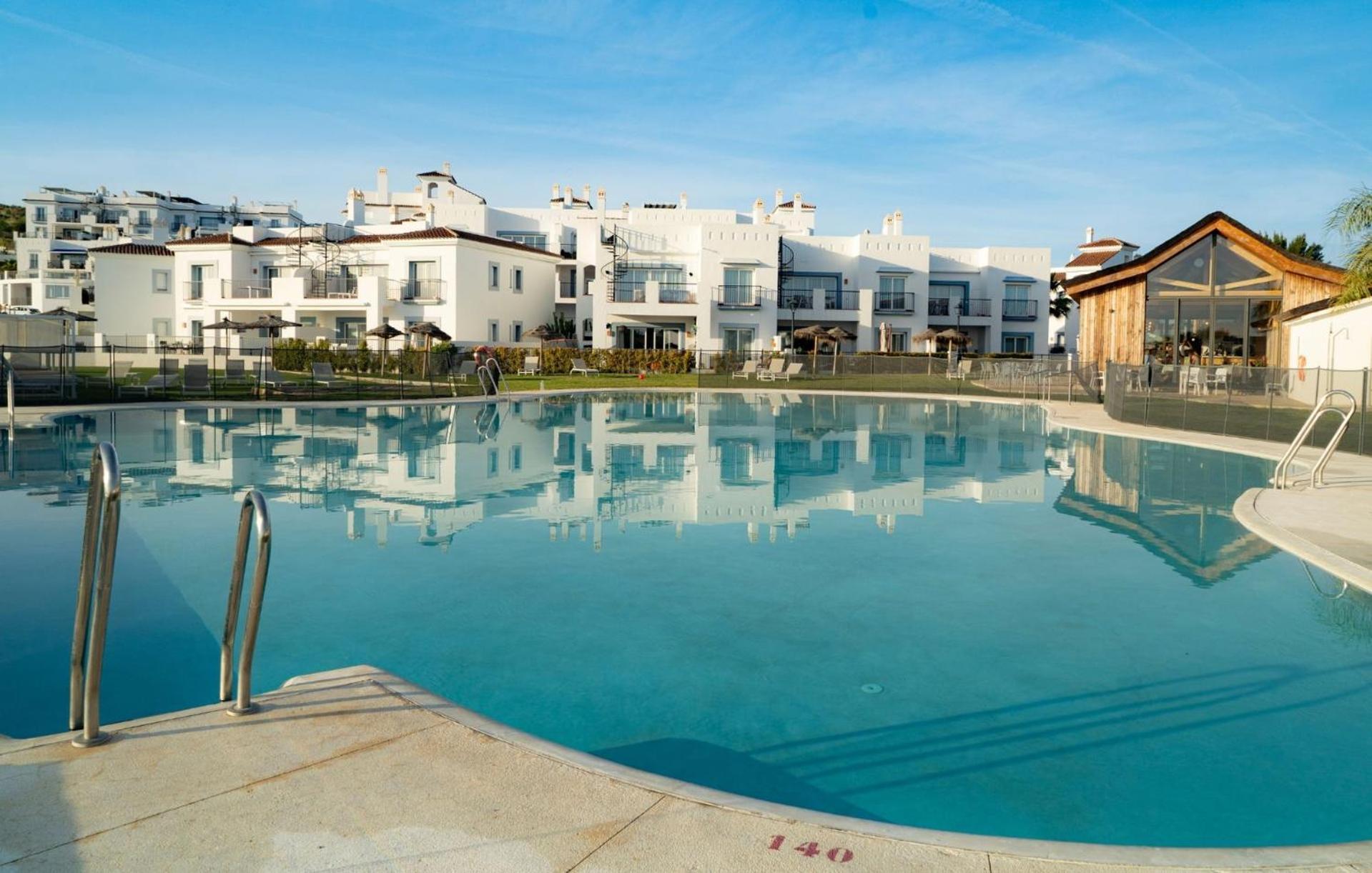 Serene Hideaway, Luxurious 2-bedroom Penthouse In The Exclusive Paraiso Pueblo Estepona