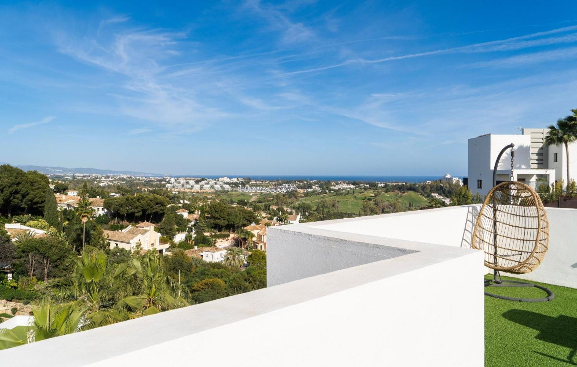 Serene Hideaway, Luxurious 2-bedroom Penthouse In The Exclusive Paraiso Pueblo Apartment