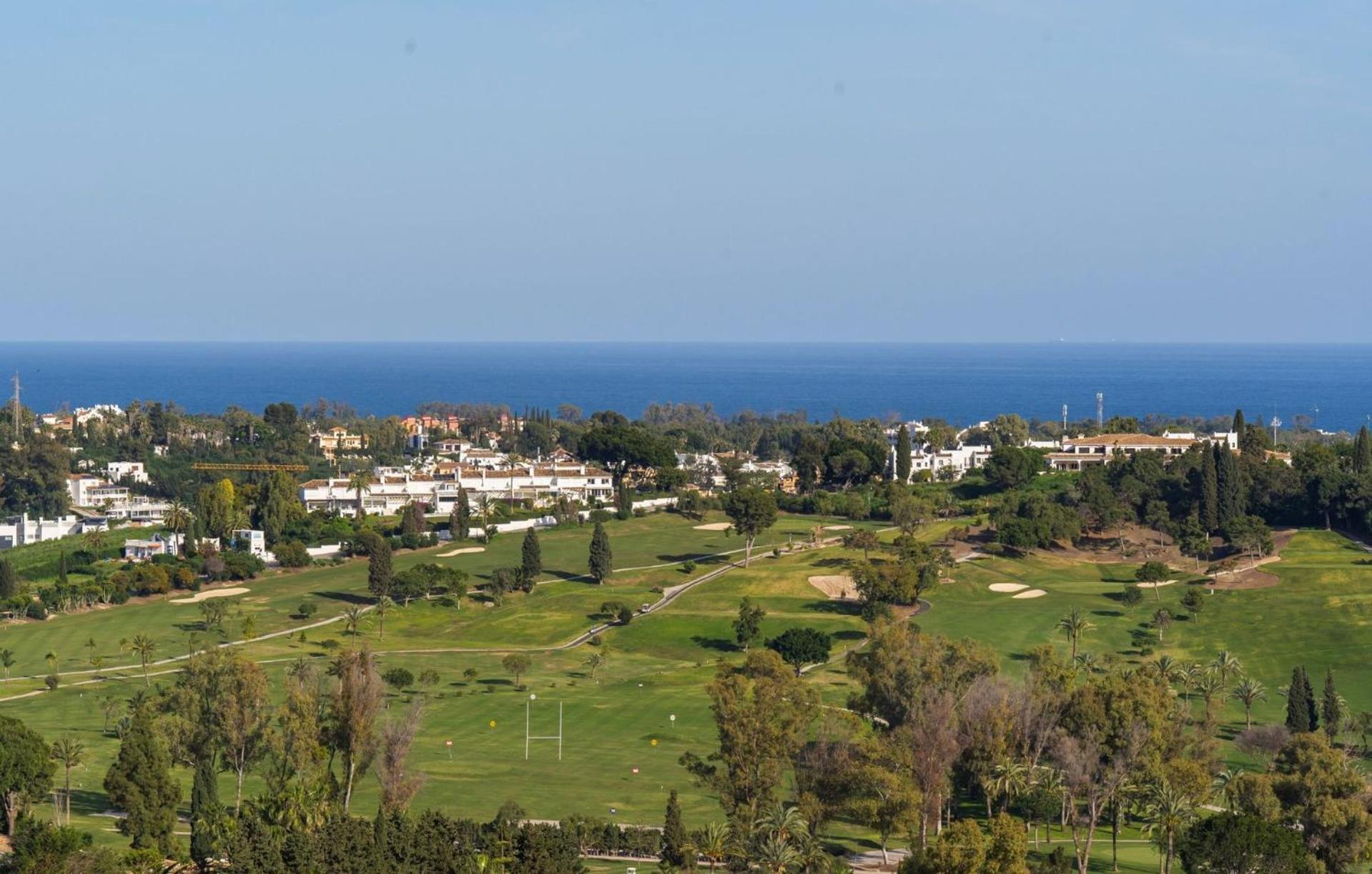 Serene Hideaway, Luxurious 2-bedroom Penthouse In The Exclusive Paraiso Pueblo Apartment Estepona