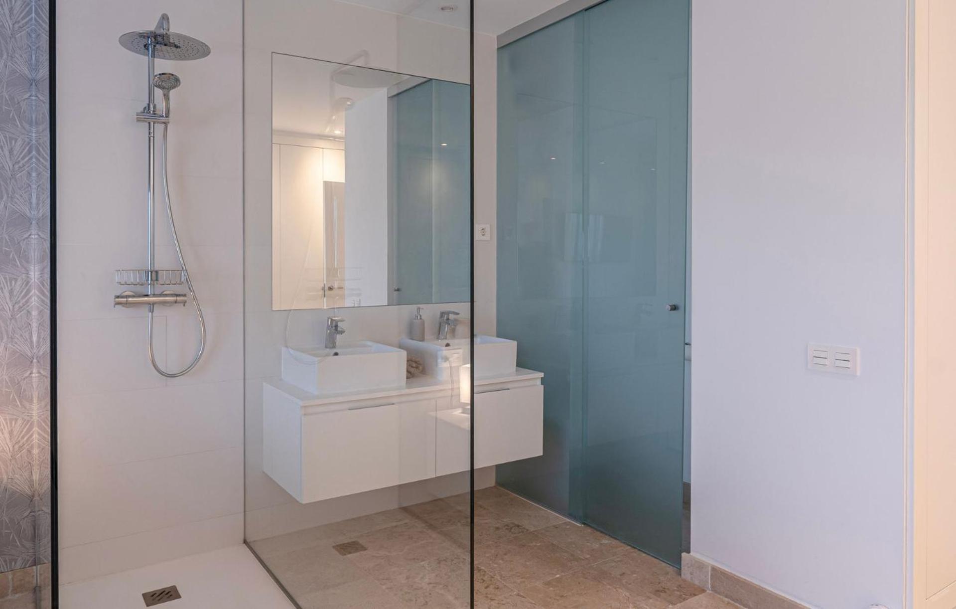 Serene Hideaway, Luxurious 2-bedroom Penthouse In The Exclusive Paraiso Pueblo Apartment Estepona