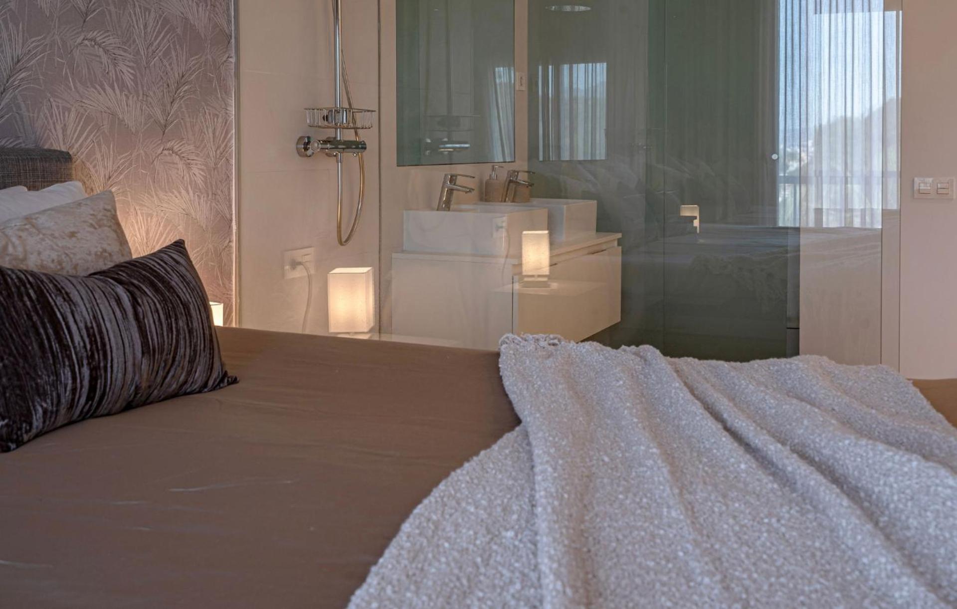 Serene Hideaway, Luxurious 2-bedroom Penthouse In The Exclusive Paraiso Pueblo *