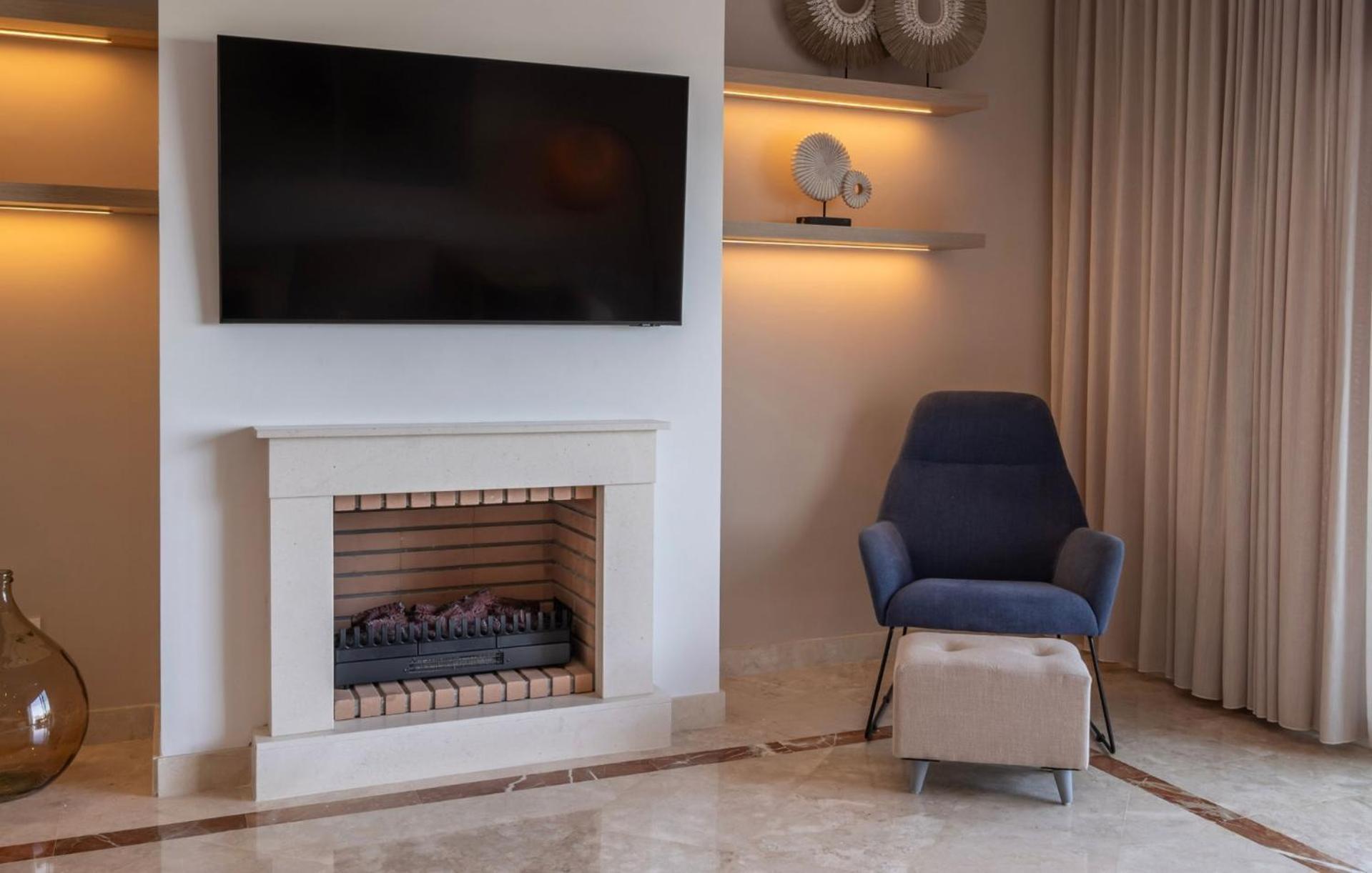 Serene Hideaway, Luxurious 2-bedroom Penthouse In The Exclusive Paraiso Pueblo