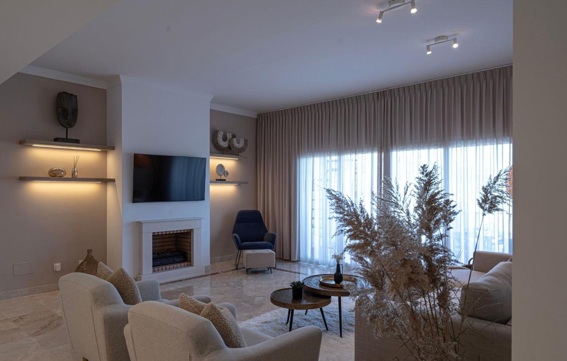 Serene Hideaway, Luxurious 2-bedroom Penthouse In The Exclusive Paraiso Pueblo Apartment *