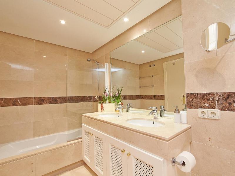 Apartment Penthouse In Benahavis With Terrace And Jacuzzi