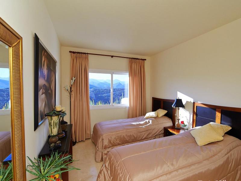 Penthouse In Benahavis With Terrace And Jacuzzi Estepona